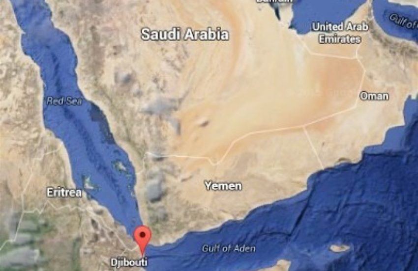El ejército estadounidense dijo que militantes hutíes dispararon dos misiles desde Yemen.