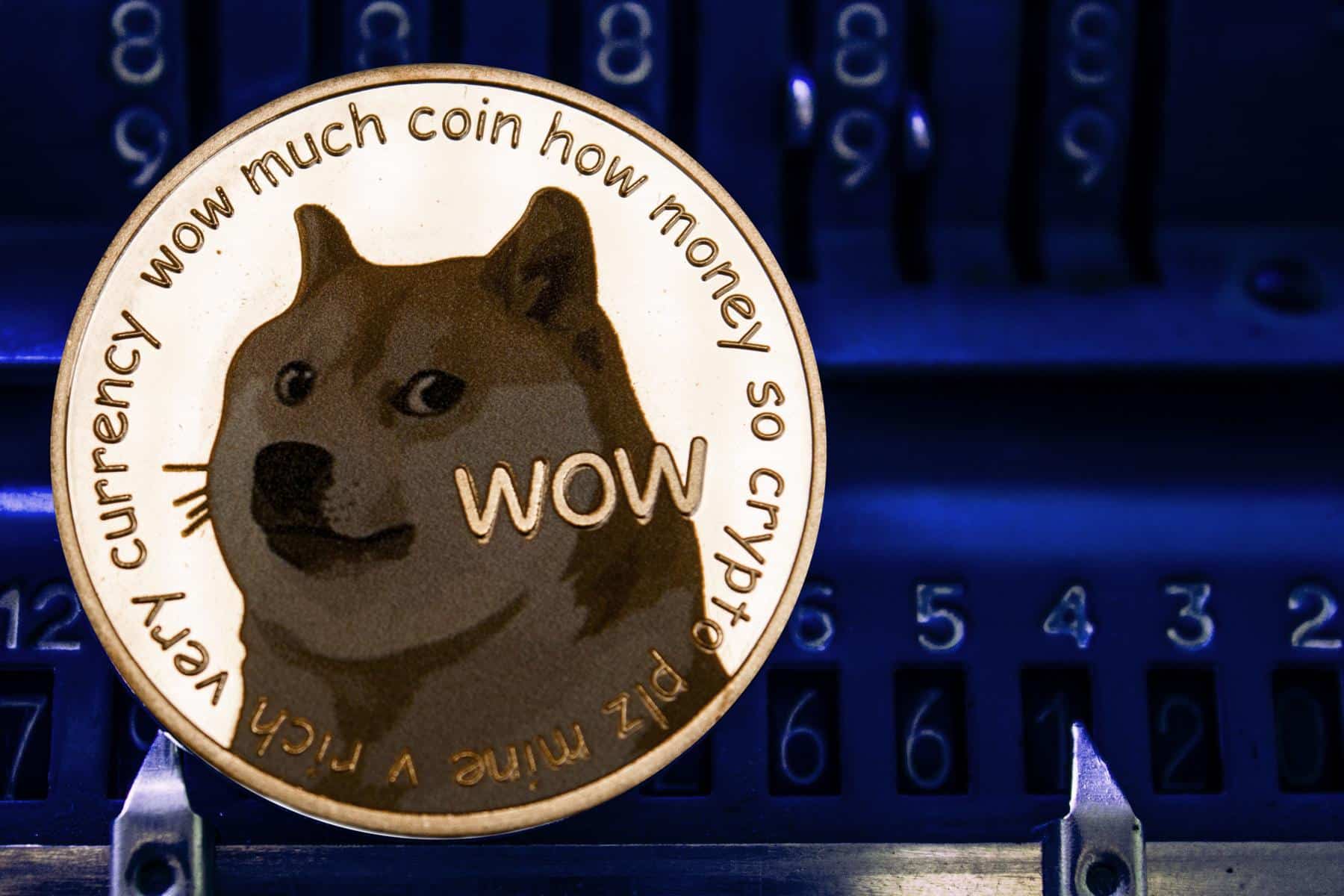 Logotipo Dogecoin-DOGE con fondo numérico oscuro