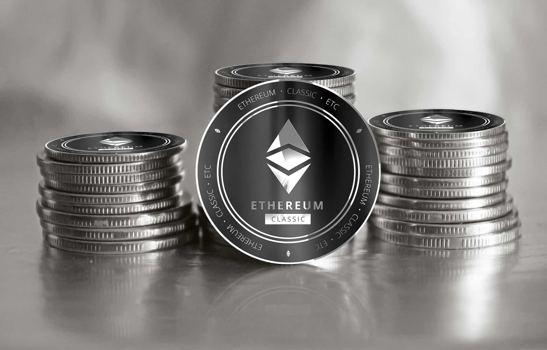 Ethereum-ETH-monedas-de-plata-sobre-fondo-gris.
