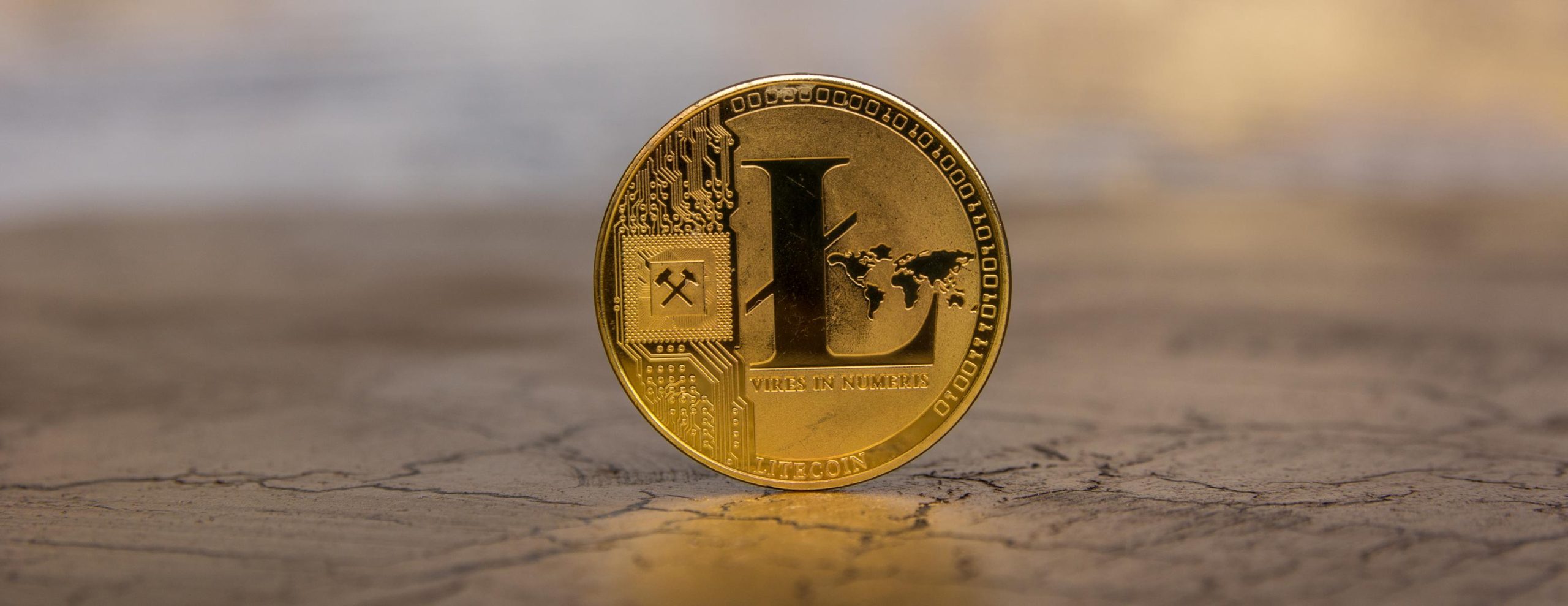 Litecoin-LTC-moneda-de-oro-sobre-fondo-limpio-escalado