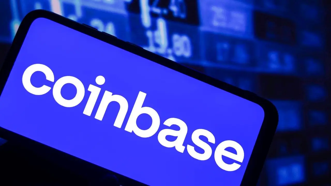 El tercer acuerdo futbolístico de BDAG; NFT de Donald Trump y el director ejecutivo de Coinbase