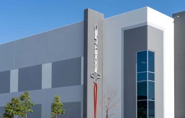 Las acciones de Rocket Lab (RKLB) caen mientras la oferta de $ 3 mil millones asusta a los inversores