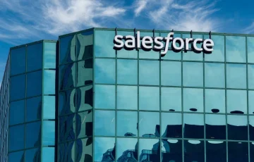 Acciones de Salesforce (CRM); Salta un 4,8% mientras las ambiciones de la IA se enfrentan a la prueba de la deuda y el crecimiento
