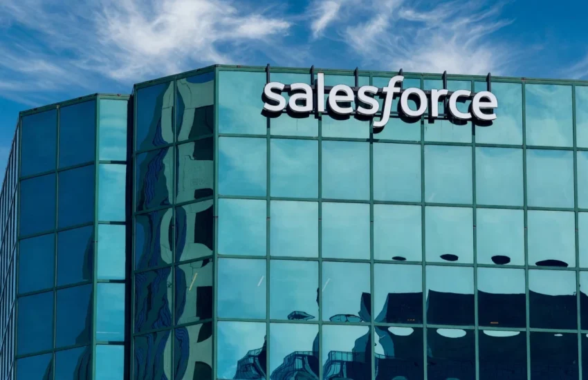 Acciones de Salesforce (CRM); Salta un 4,8% mientras las ambiciones de la IA se enfrentan a la prueba de la deuda y el crecimiento