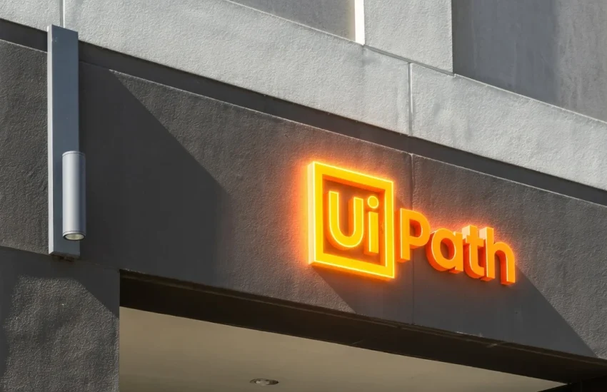 Las acciones de UiPath (PATH) se disparan un 25% en agosto a medida que el hito de ganancias atrae a los compradores