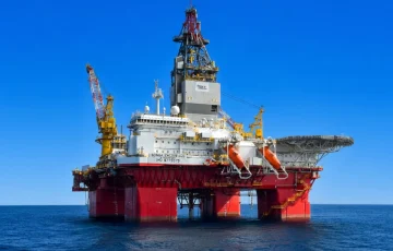 Los precios del petróleo suben por tercer día mientras se intensifican los combates entre Estados Unidos e Irán en el Estrecho de Ormuz